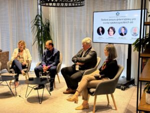 Zleva: Hana Nevřalová, JŠK advokátní kancelář, s.r.o.; Martin Adam, T-Mobile Czech Republic a.s.; Michal Manhart, Broadband Competence Office ČR; Jana Hays, předsedkyně Rady ČAEK, CETIN a.s.