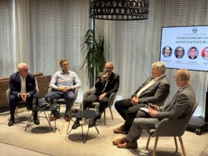 Zleva: Marek Ebert, Český telekomunikační úřad Ivan Švingr, CETIN a.s. Matěj Řáda, T-Mobile Czech Republic a.s. Michal Manhart, Broadband Competence Office ČR Rostislav Kocman, předseda představenstva ČAEK